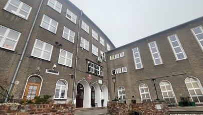 Szkoła, która dała schronienie podczas powodzi, potrzebuje ratunku