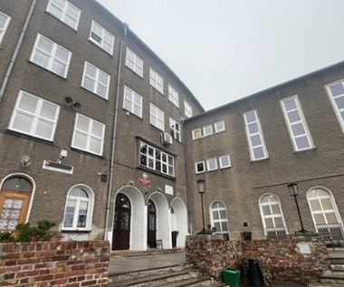 Szkoła, która dała schronienie podczas powodzi, potrzebuje ratunku