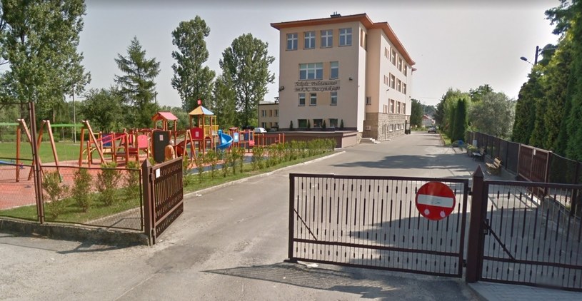 Szkoła podstawowa nr 1 w Dobczycach im. K.K. Baczyńskiego /Google Street View /