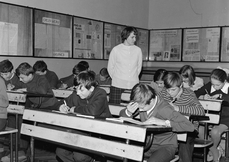 Szkoła Podstawowa w Dębe. Nauczycielka prowadzi lekcję. Zdjęcie z 1972 roku /Z archiwum Narodowego Archiwum Cyfrowego