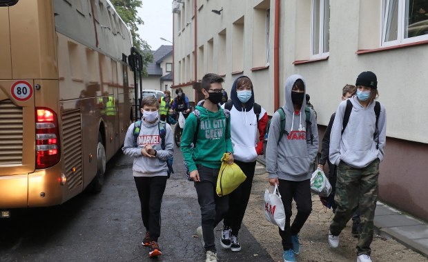 Szkoła w czasie pandemii. "Łatwiej byłoby opanować sytuację, nie czekając na decyzję sanepidu"