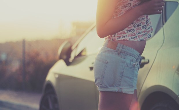 Szkoła zakazuje krótkich topów i spódniczek mini. "Goły brzuch możesz pokazać na plaży"