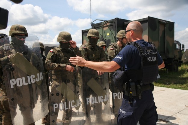 Szkolenie taktyczne żołnierzy przez policyjnych instruktorów /Artur Reszko /PAP