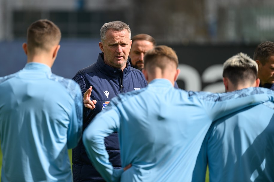 Szkoleniowiec Lecha John van den Brom podczas treningu drużyny w Poznaniu /	Jakub Kaczmarczyk   /PAP