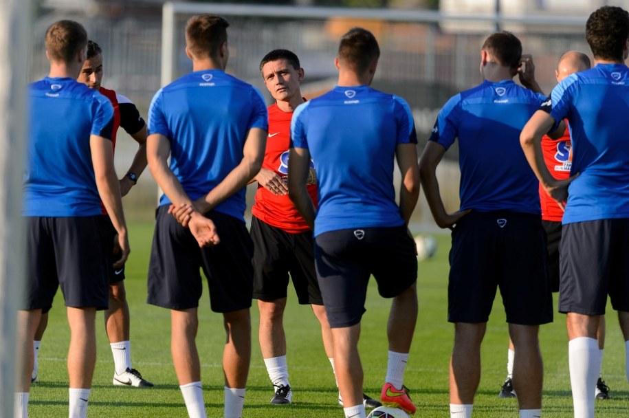 Szkoleniowiec Lecha Mariusz Rumak (w głębi) rozmawia z piłkarzami podczas treningu w Poznaniu /Jakub Kaczmarczyk /PAP