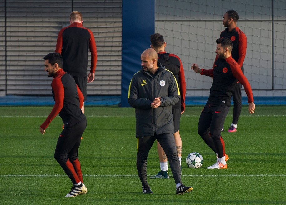Szkoleniowiec Manchesteru City Pep Guardiola podczas treningu swojej drużyny dzień przed starciem z Barceloną w grupie C Ligi Mistrzów /PETER POWELL   /PAP/EPA