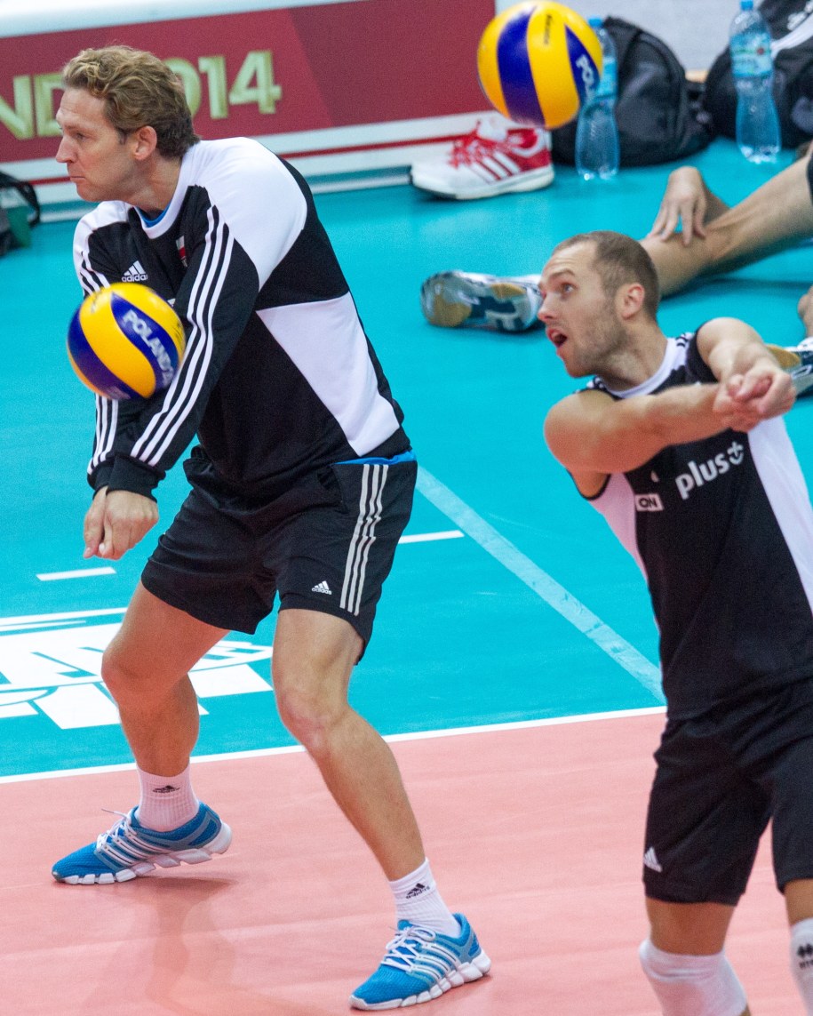 Szkoleniowiec reprezentacji Polski Stephane Antiga (po lewej) i libero Paweł Zatorski podczas treningu w katowickim Spodku /Andrzej Grygiel /PAP