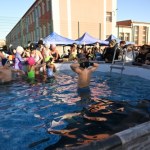 Szkolne morsowanie na boisku. Dzieci weszły do lodowatej wody 