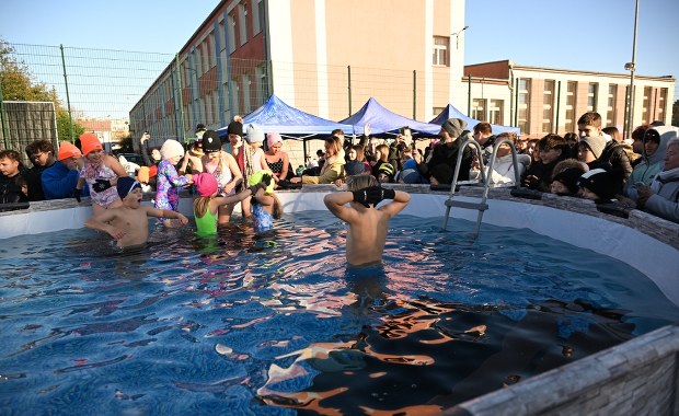 Szkolne morsowanie na boisku. Dzieci weszły do lodowatej wody 