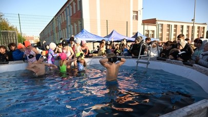 Szkolne morsowanie na boisku. Dzieci weszły do lodowatej wody 