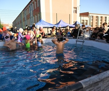 Szkolne morsowanie na boisku. Dzieci weszły do lodowatej wody 