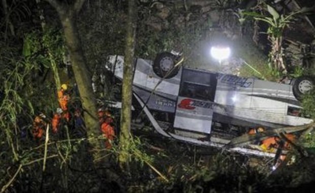 Szkolny autobus spadł do wąwozu na wyspie Jawa w Indonezji. Zginęło co najmniej 27 osób