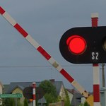 Szlaban na przejeździe kolejowym podnosił się, ale nagle opadł i uszkodził ciągnik