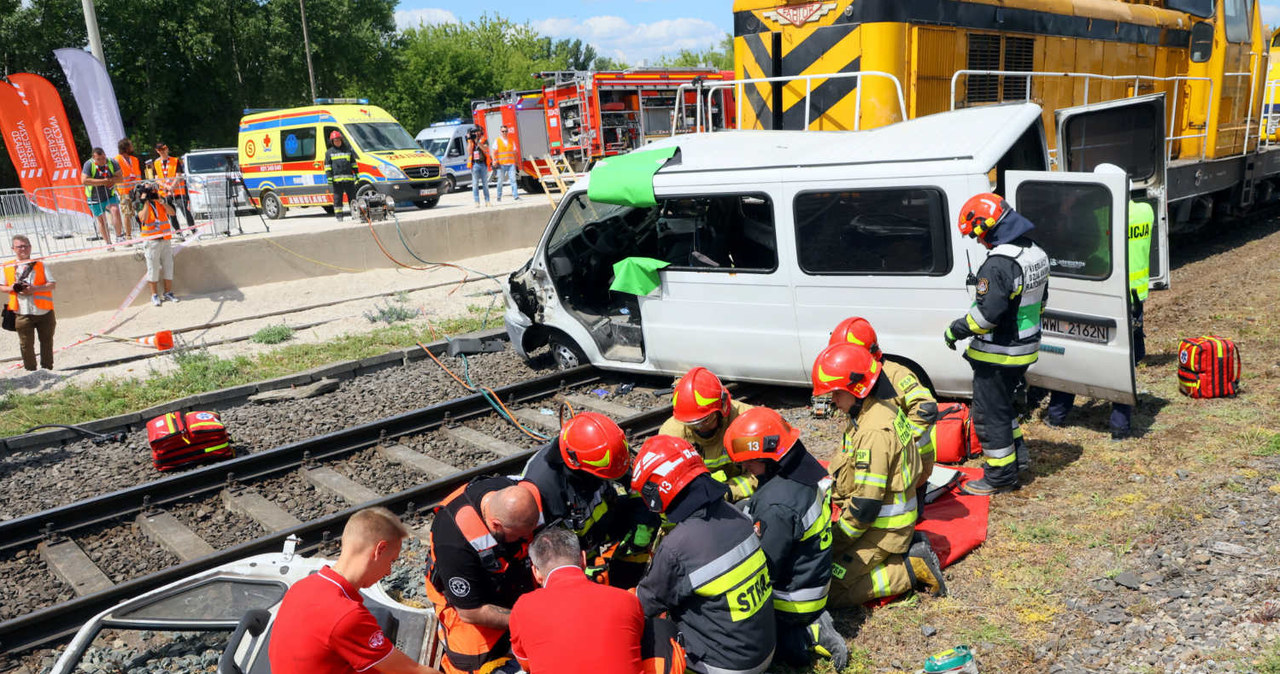 Szlabany kolejowe są skonstruowane tak, by łatwo je było wyłamać i uniknąć tragedii /Pawel Wodzynski /East News