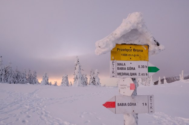 Szlak na Babią Górę zimą na zdjęciu ilustracyjnym /shutterstock /