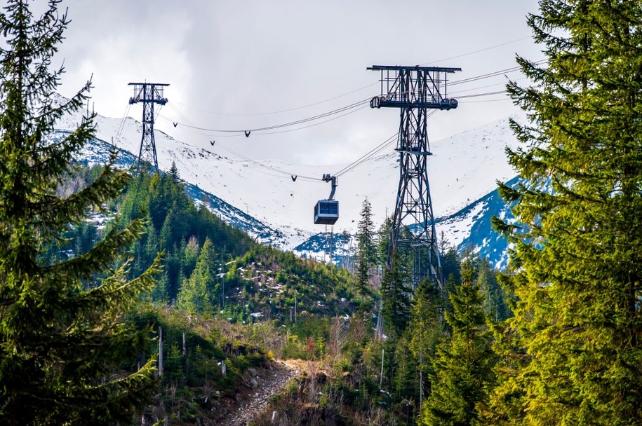 Szlak na Kasprowy Wierch. W tle kolejka linowa /Shutterstock