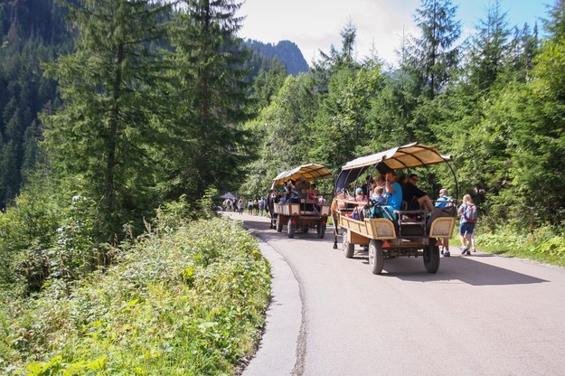 Tłumy turystów w Tatrach. Kolejki do wejścia na Giewont