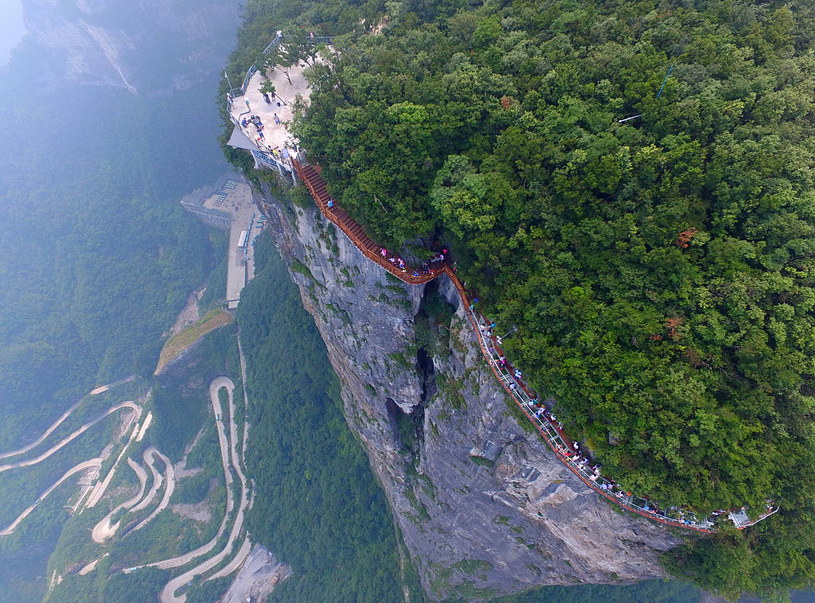 Szlak turystyczny wokół góry Tianmen /Barcroft Media /Getty Images