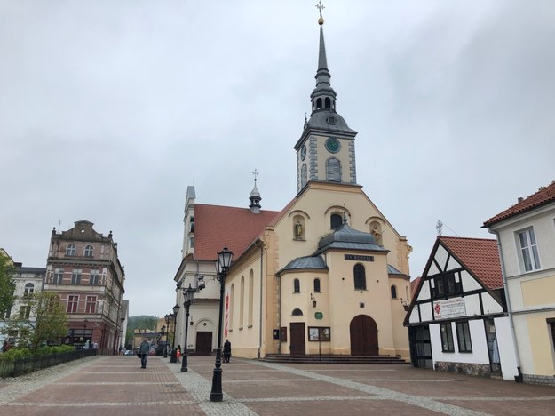 Szlak zaczyna się przy kościele Franciszkanów, wiedzie na rynek, przy którym stoi ratusz i kolegiata /Kuba Kaługa /RMF FM