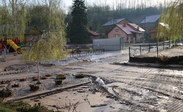 Szlam, gruz i mnóstwo błota - tak wygląda Pawłosiów po przejściu nawałnicy