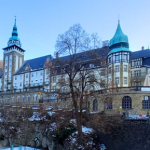 Szmaragdowe jezioro i zamek na skale. Uzdrowisko, jakich mało