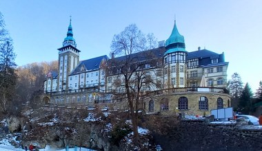 Szmaragdowe jezioro i zamek na skale. Uzdrowisko, jakich mało