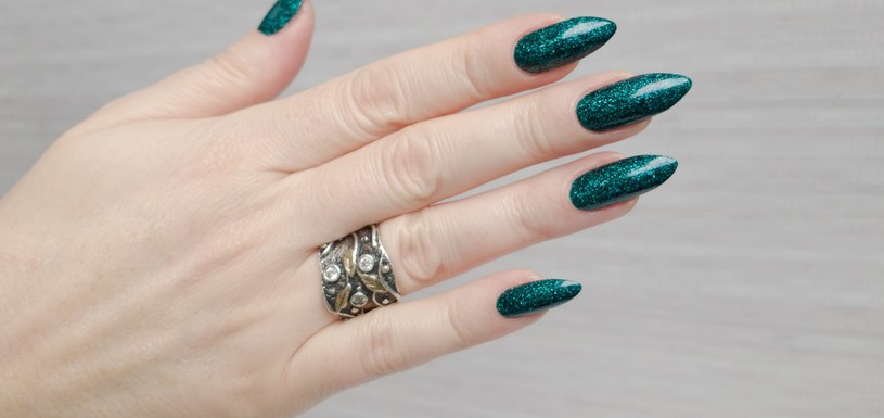 Szmaragdowe paznokcie wyglądają wytwornie i elegancko /123RF/PICSEL