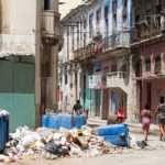 Szmaty, pudła, butelki. Hawana tonie w śmieciach przez kryzys