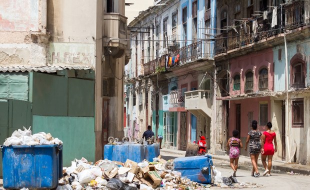 Szmaty, pudła, butelki. Hawana tonie w śmieciach przez kryzys