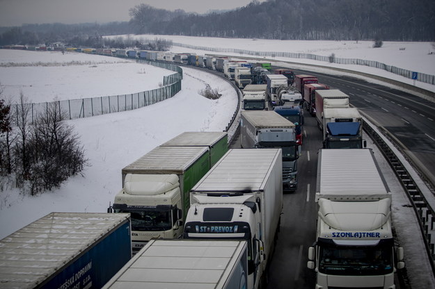Sznur ciężarówek na autostradzie D8 prowadzącej z Pragi do Drezna /Martin Divisek /PAP/EPA