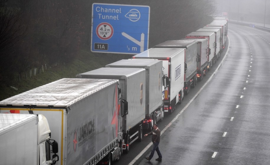 Sznur ciężarówek przed wjazdem do Dover /NEIL HALL /PAP/EPA