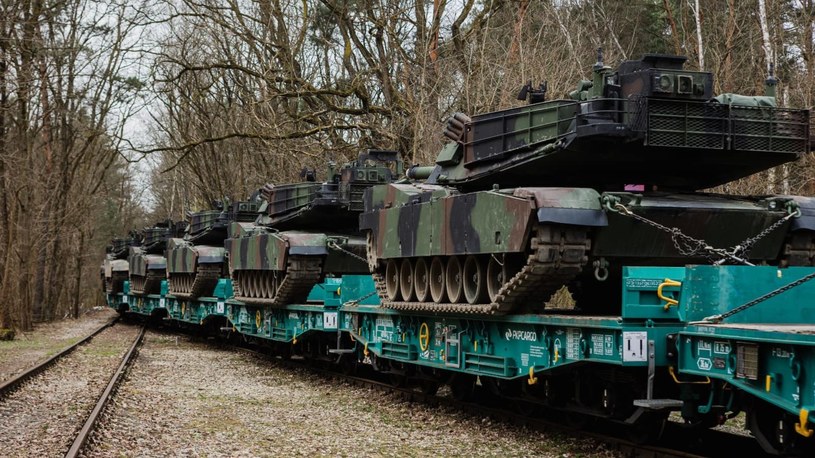 Sznur czołgów przetransportowany do Warszawy. Pokazano zdjęcia