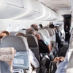 Szok na pokładzie samolotu. Ugryzł współpasażera i zaatakował pozostałych