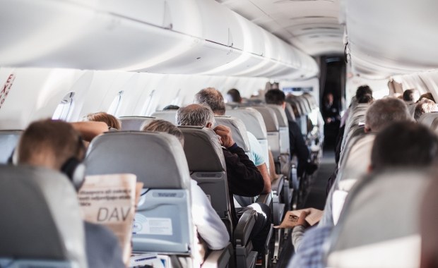 Szok na pokładzie samolotu. Ugryzł współpasażera i zaatakował pozostałych