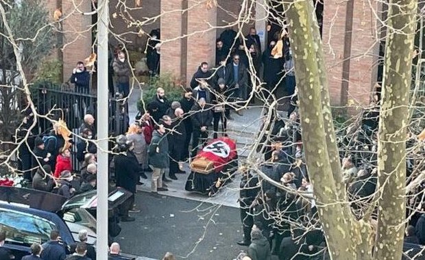 Szok po pogrzebie: Flaga ze swastyką na trumnie, hajlujący żałobnicy   