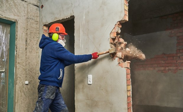 Szok po powrocie z wakacji. Firma budowlana przez pomyłkę wyburzyła jej dom