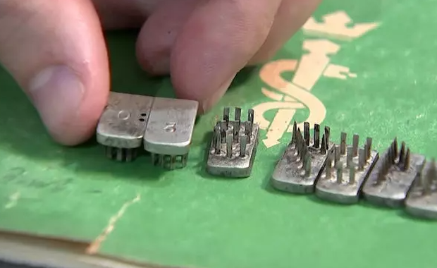 Szokująca aukcja wstrzymana: Stempel do tatuażu z Auschwitz