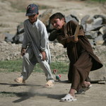 "Szokująca przemoc wobec dzieci w konfliktach zbrojnych". Niepokojący raport UNICEF