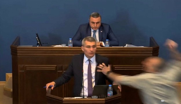 Szokująca scena w gruzińskim parlamencie /AFP/EAST NEWS