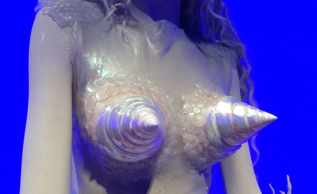 Szokujące kreacje krawca Madonny. Kolejki chętnych do ich podziwiania