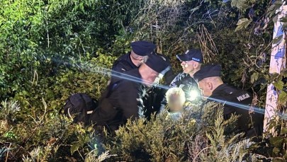 Szokujące kulisy odnalezienia 72-latki. W gęstych zaroślach, częściowo w wodzie