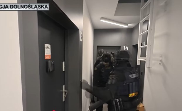 Szokujące metody przestępców. Policja rozbiła gang i uwolniła kobiety