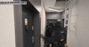 Szokujące metody przestępców. Policja rozbiła gang i uwolniła kobiety