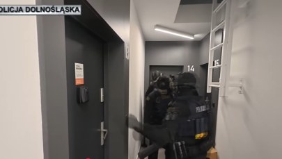 Szokujące metody przestępców. Policja rozbiła gang i uwolniła kobiety