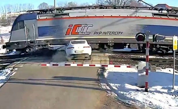 Szokujące nagranie z przejazdu kolejowego. Ominął rogatki i wbił się w pociąg