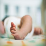 Szokujące obrażenia u niemowlęcia. Matka zatrzymana, ojciec poszukiwany