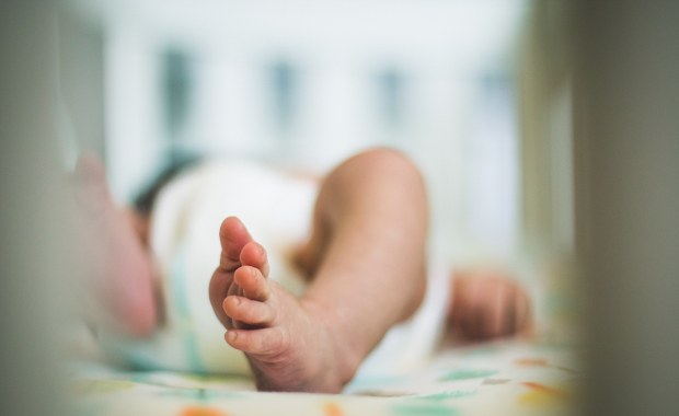 Szokujące obrażenia u niemowlęcia. Matka zatrzymana, ojciec poszukiwany