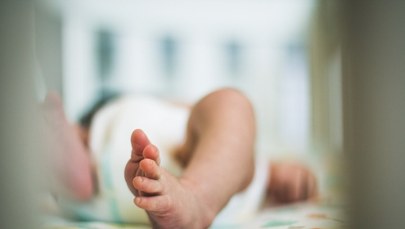 Szokujące obrażenia u niemowlęcia. Matka zatrzymana, ojciec poszukiwany