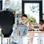 Szokujące odkrycie: Dzieci bardziej ufają robotom niż ludziom