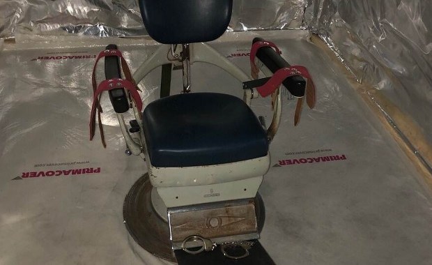 Szokujące odkrycie: Nielegalne więzienie i sala tortur w kontenerach